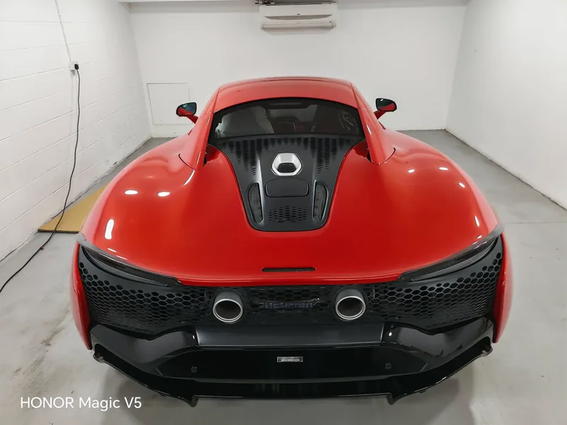 Roter McLaren in einer Fahrzeughalle