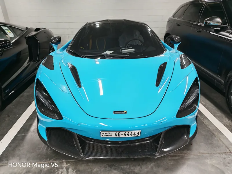 Türkiser McLaren in einer Fahrzeughalle