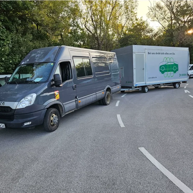 Transportfahrzeug mit geschlossenem Spezialanhänger