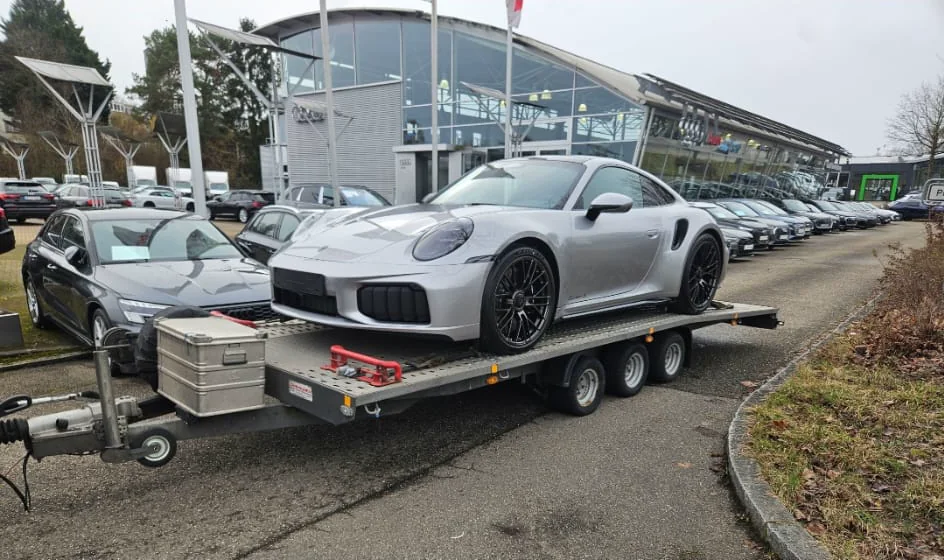 Porsche auf einem Transportanhänger