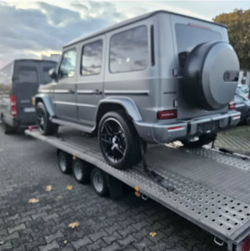Mercedes G-Klasse auf einem Fahrzeugtransportanhänger