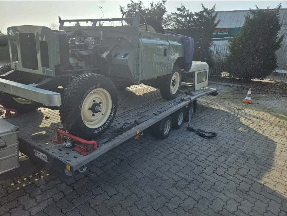 Historischer Geländewagen auf einem Transportanhänger