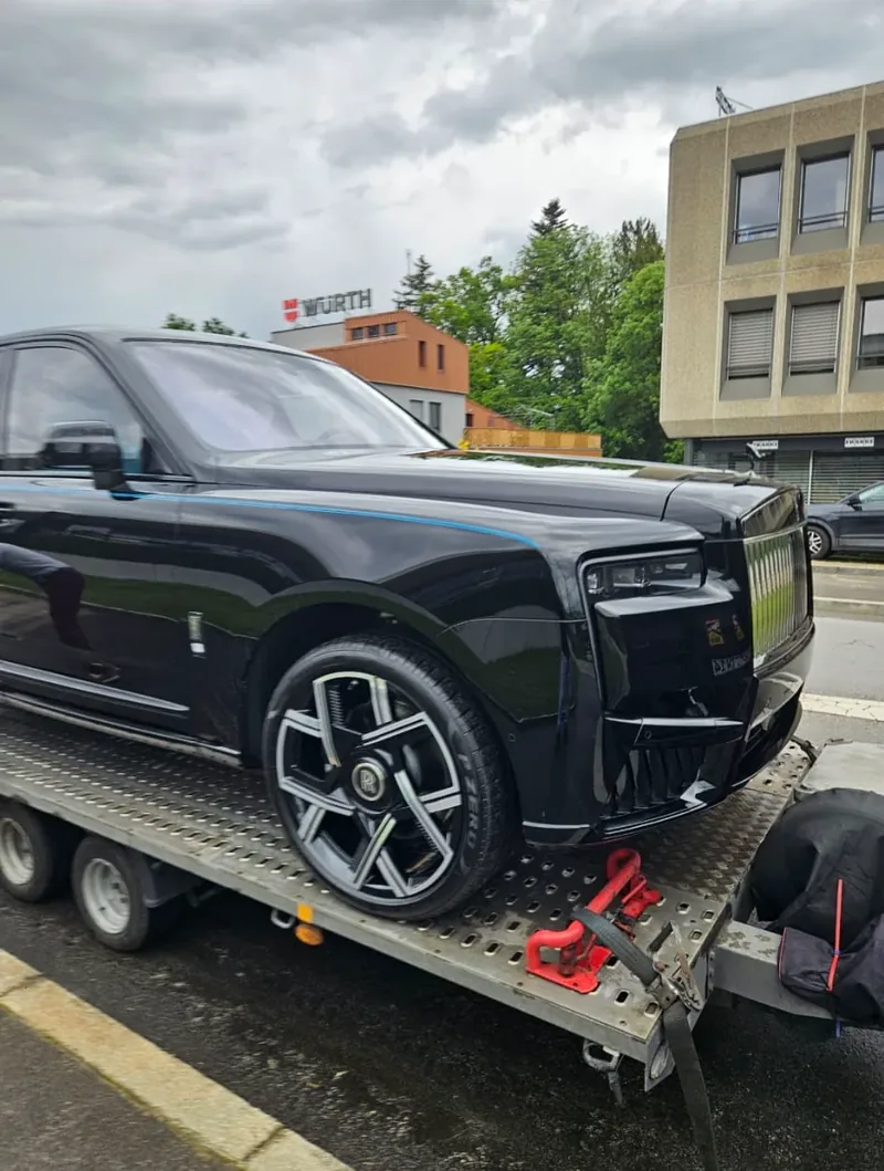 Rolls-Royce auf einem Fahrzeugtransportanhänger
